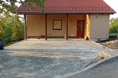 Dům a dlažba